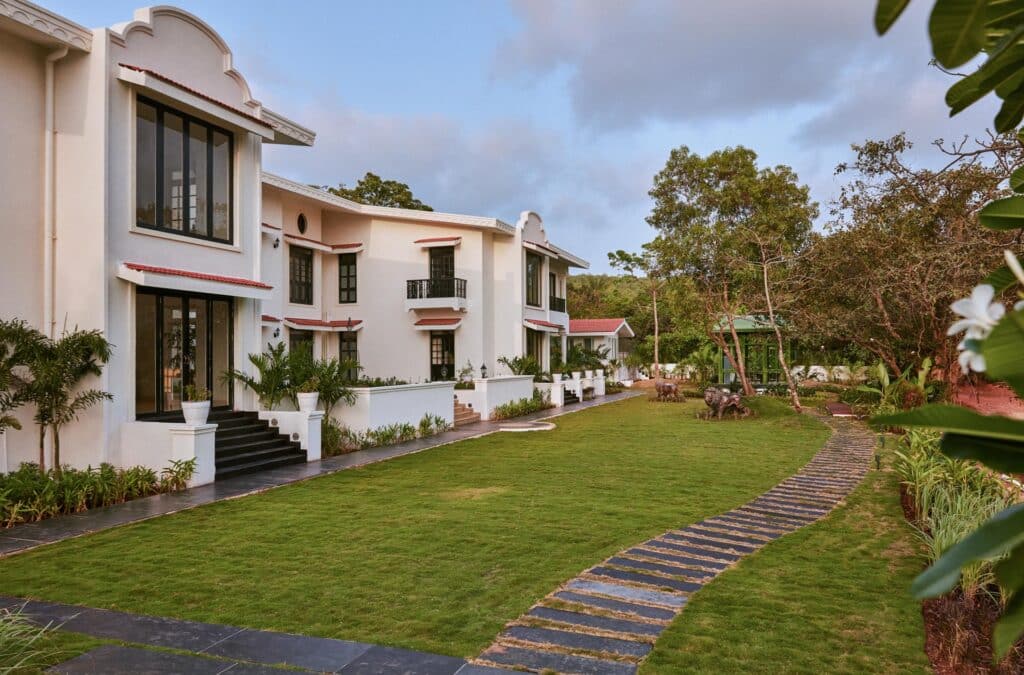 Estate de Frangipani - 4 Bedroom Luxury Villa in Goa Near Beach - Lawn View