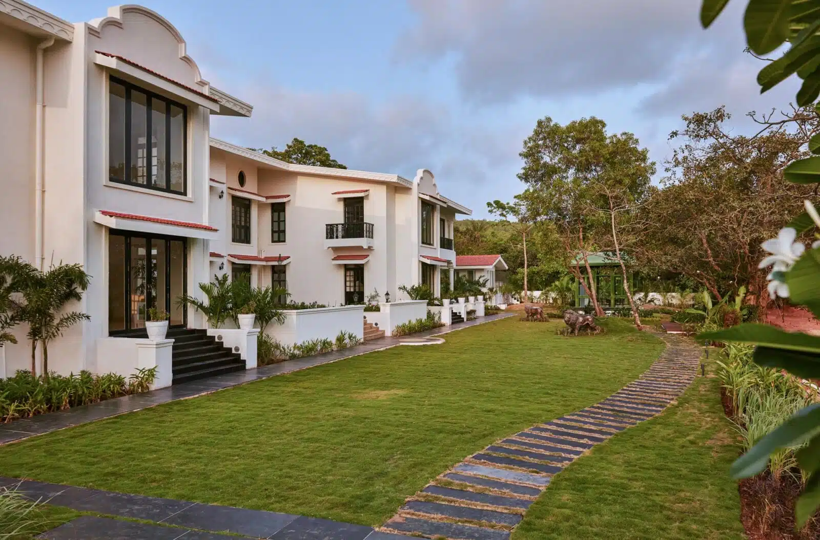 Estate de Frangipani - 4 Bedroom Luxury Villa in Goa Near Beach - Lawn View